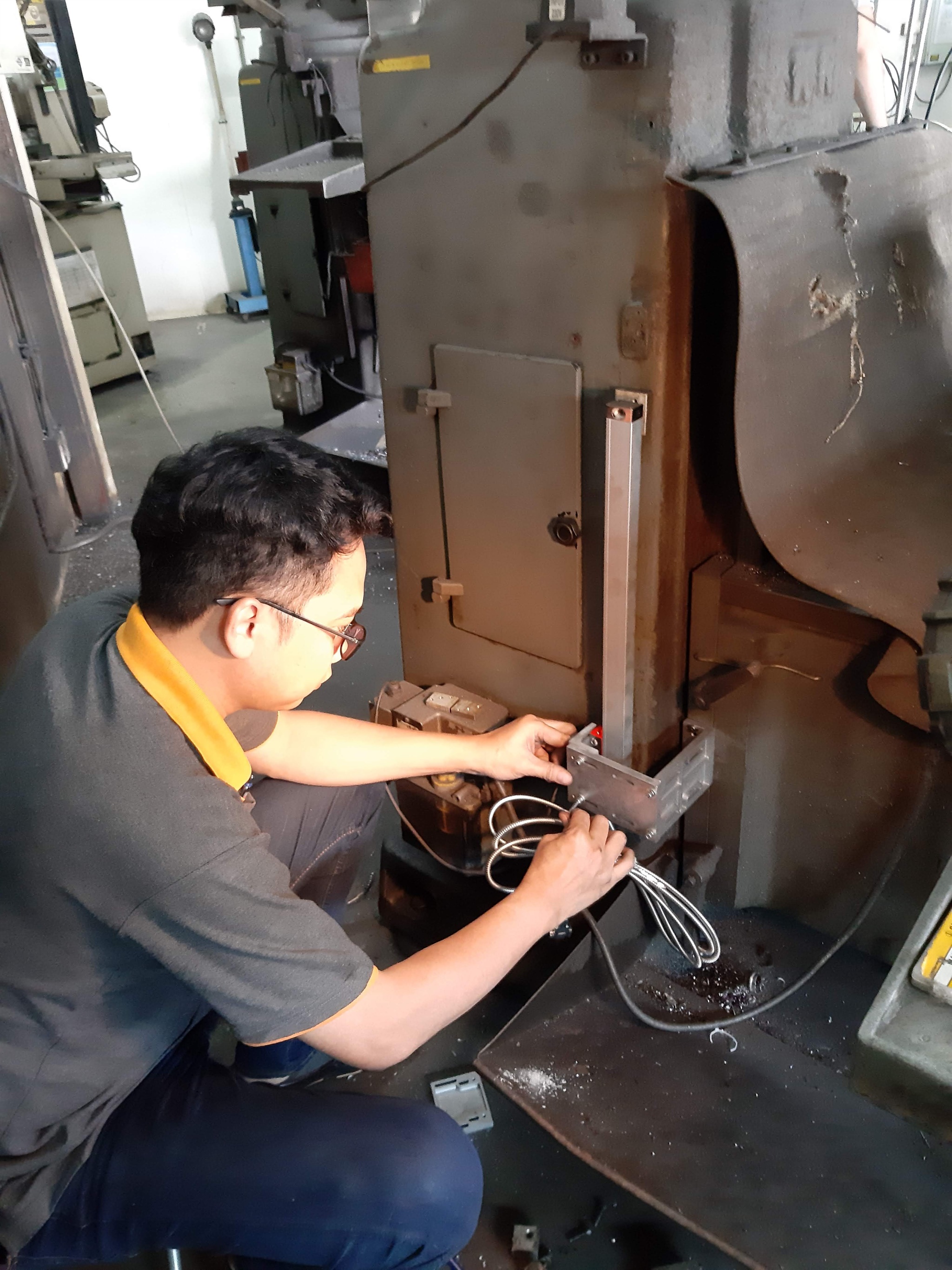 ตัวอย่างการติดตั้งลิเนียร์สเกล PmaX บนเครื่องมิลลิ่ง